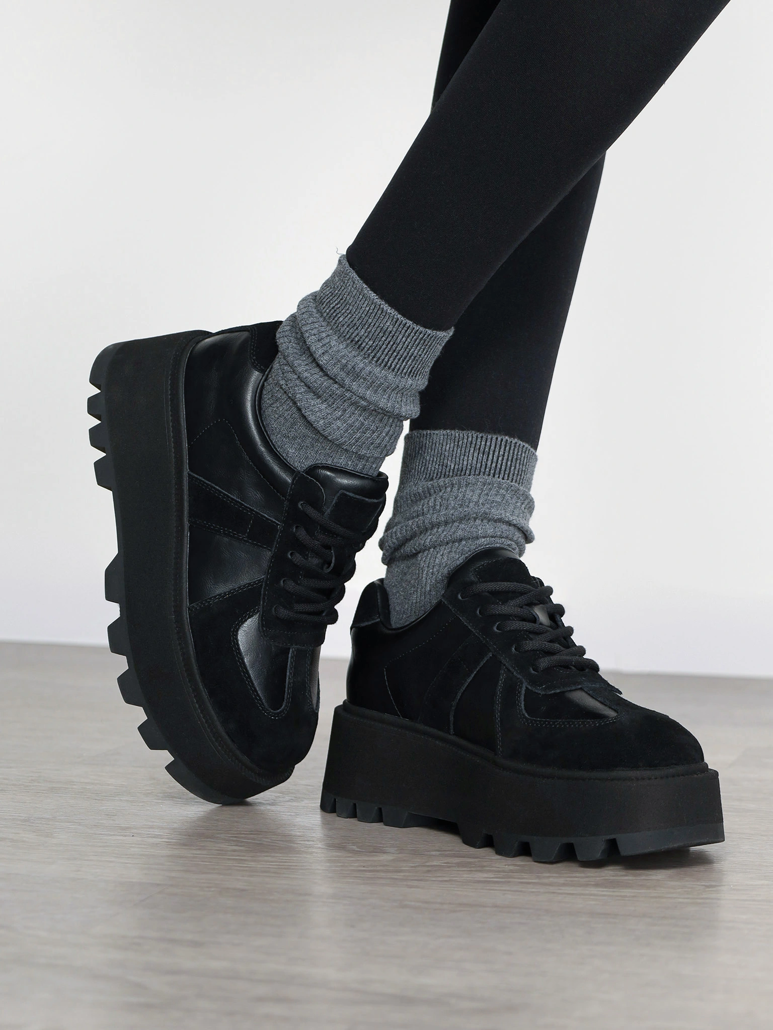 Кроссовки черного цвета на объемной подошве